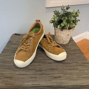 Cariuma OCA suede size 8